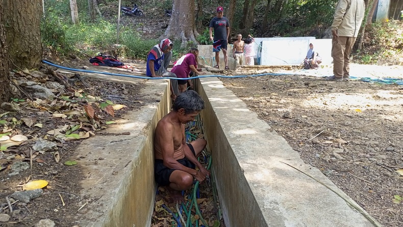 Cerita Unik Warga Bantul Berburu Air saat Kemarau, Ada Trik Pernapasan Sedot Selang