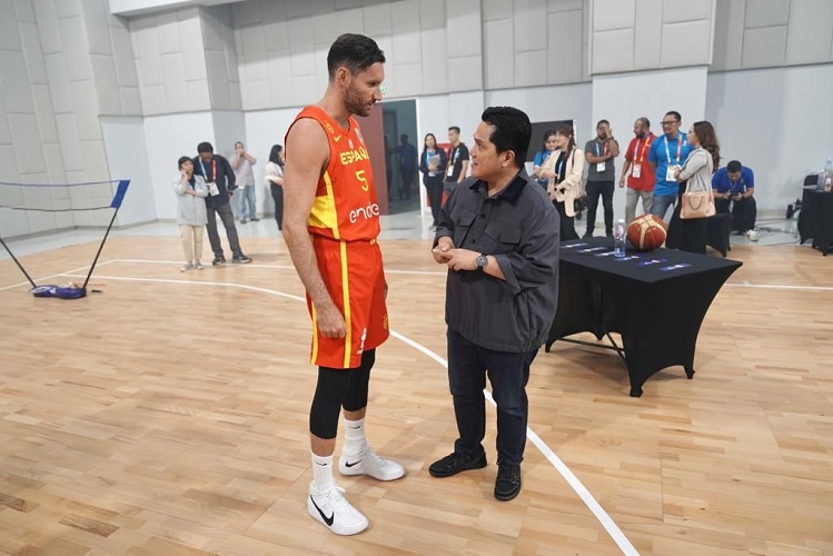 Erick Thohir Ngobrol Dengan Timnas Basket Spanyol Di Indonesia Arena ...