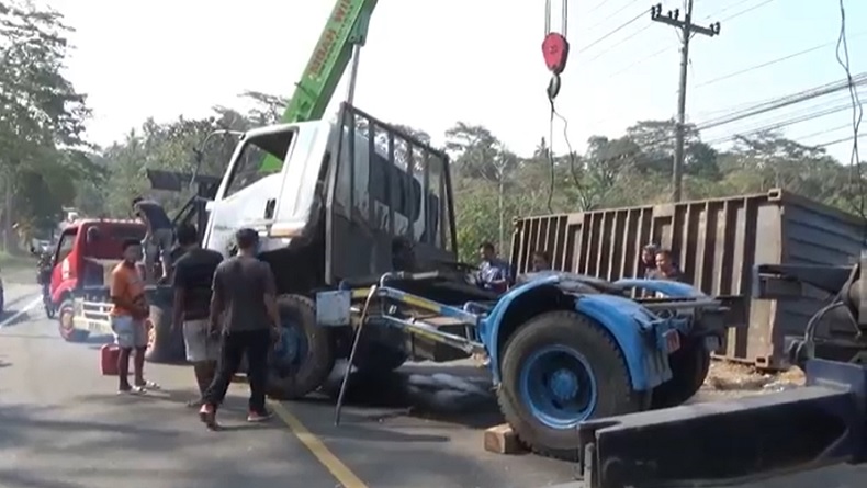 Truk Kontainer Bermuatan Keramik Terguling di Boyolali, Evakuasi Kerahkan 2 Alat Berat