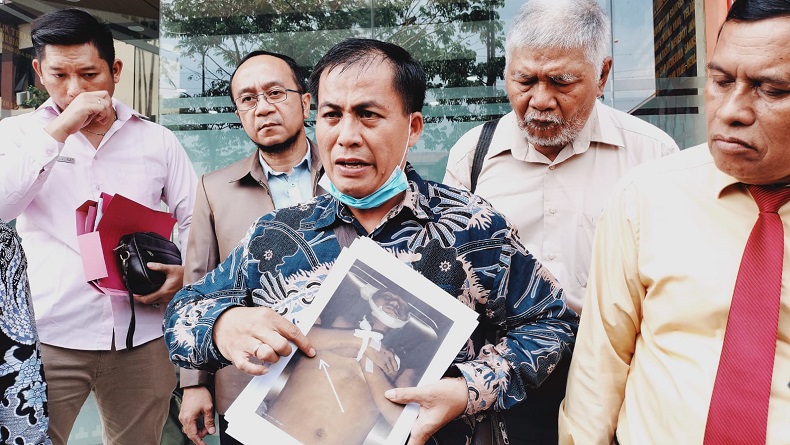 title Keluarga Advent Pratama Siswa SPN Tewas Resmi Laporkan Brigadir I ke Polda Lampung Keluarga Advent Pratama Siswa SPN Tewas Resmi Laporkan Brigadir I ke Polda Lampung