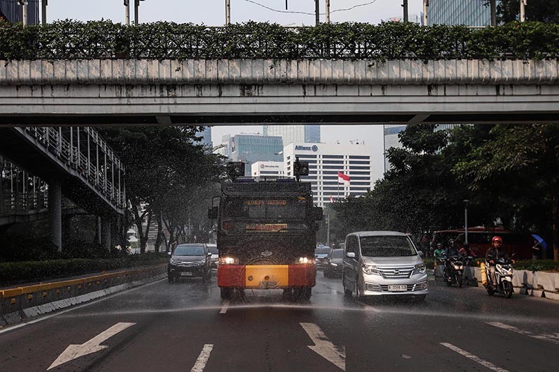 Mobil Water Canon Brimob Semprot Jalanan Ibu Kota untuk Kurangi Polusi  - Bagian 1