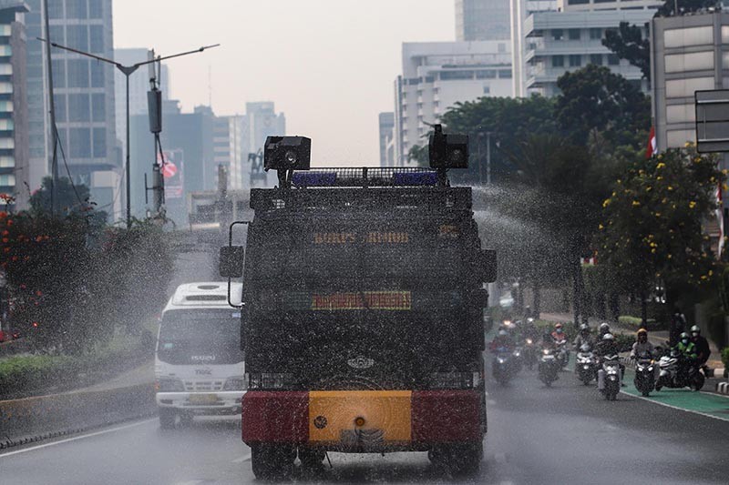 Mobil Water Canon Brimob Semprot Jalanan Ibu Kota untuk Kurangi Polusi  - Bagian 2