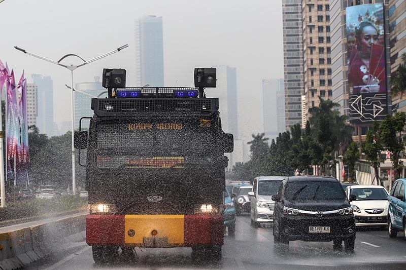 Mobil Water Canon Brimob Semprot Jalanan Ibu Kota untuk Kurangi Polusi  - Bagian 4