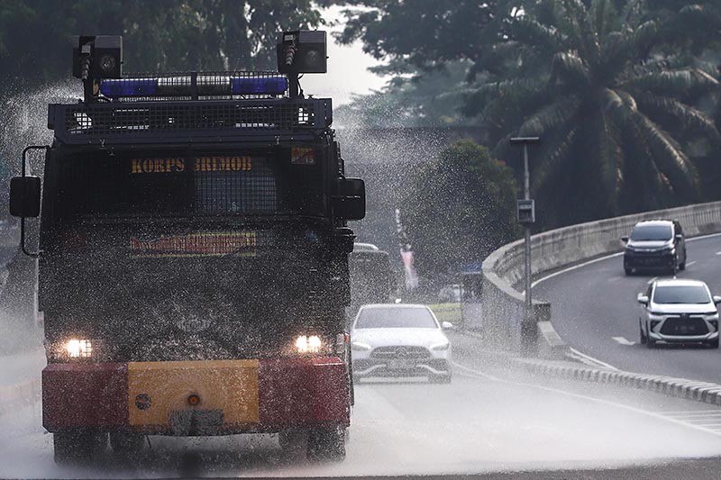 Mobil Water Canon Brimob Semprot Jalanan Ibu Kota untuk Kurangi Polusi  - Bagian 3