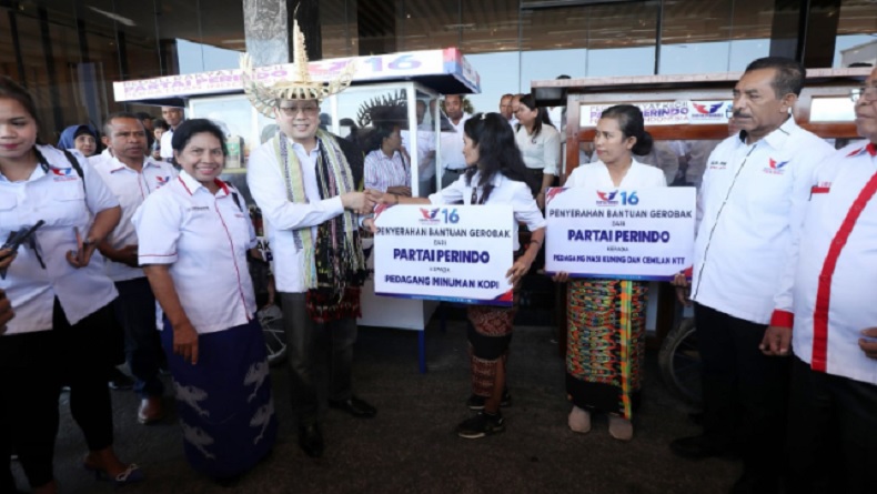 HT Serahkan Gerobak Perindo kepada Pelaku UMKM di Kupang NTT