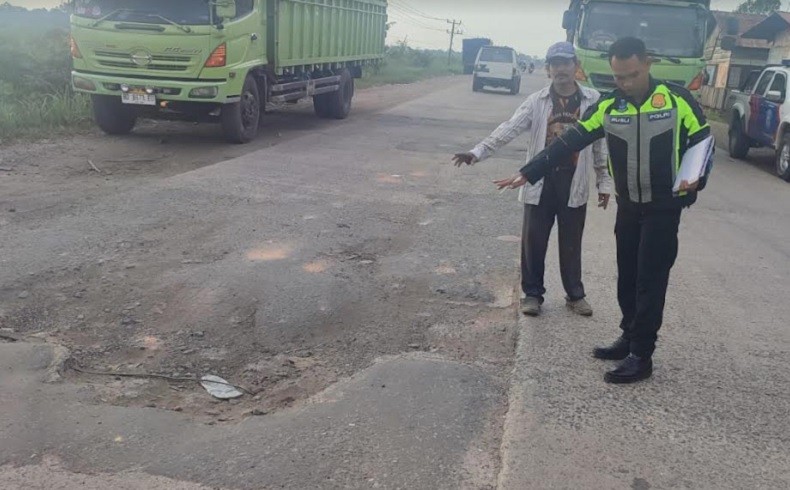 Pelajar di Jambi Tewas Tertabrak Truk, Hilang Kendali saat Hendak Menyalip