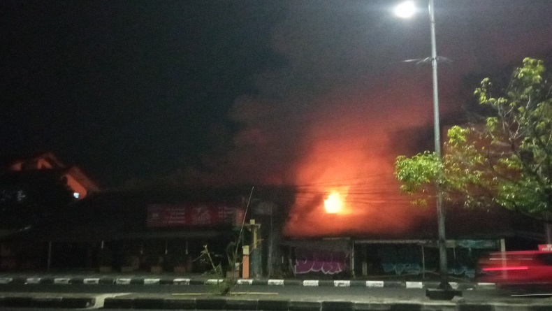 Warung SS di Ringroad Utara Jogja Terbakar, Area Dapur hingga Peralatan Ludes 