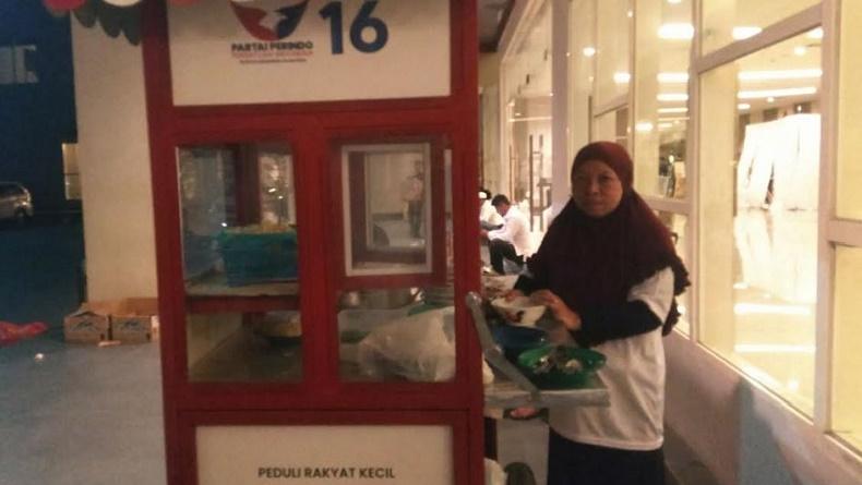 Dapat Gerobak Gratis dari HT, Ibu Penjual Bakso di Makassar Doakan Partai Perindo Makin Jaya
