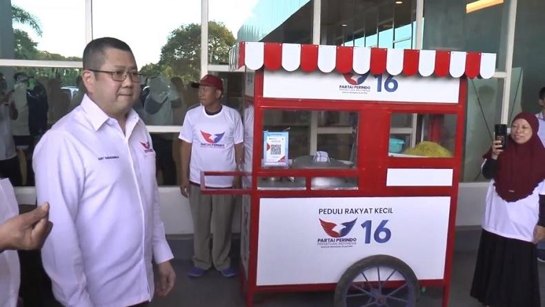 HT Serahkan Gerobak Gratis Partai Perindo di Makassar: Simbol Perjuangan Bangun Negeri