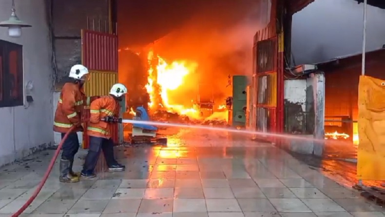 Gudang dan Pabrik Sepatu di Mojokerto Terbakar, Api Berkobar Sulit Dipadamkan