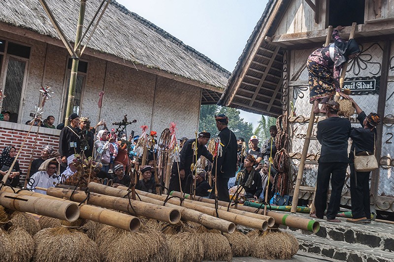 Tradisi Seren Taun, Upacara Menyimpan Padi Hasil Panen Warga Desa Cisungsang - Bagian 3