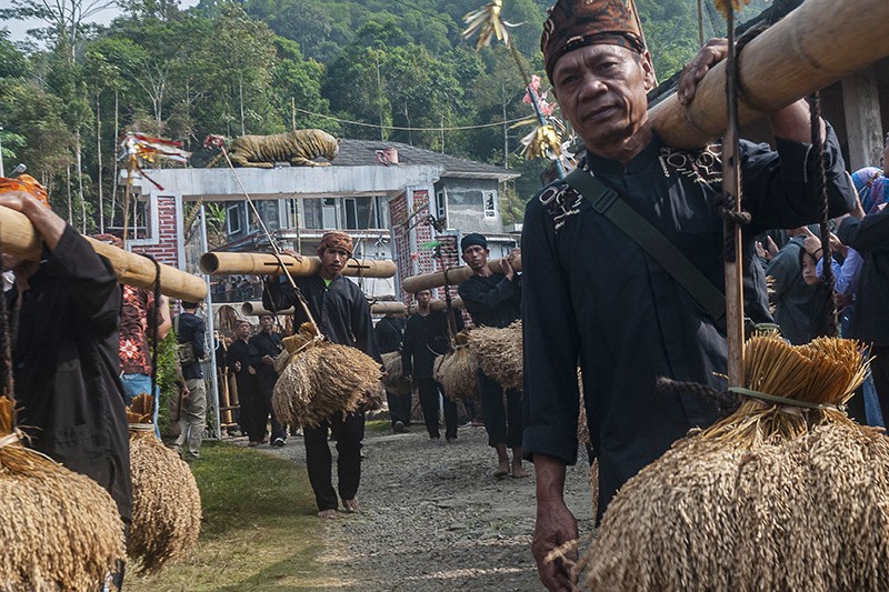 Tradisi Seren Taun, Upacara Menyimpan Padi Hasil Panen Warga Desa Cisungsang - Bagian 2