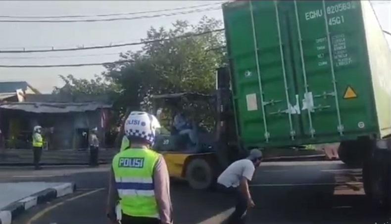 Kontainer 42 Feet Jatuh Melintang di Jalan Raya, Lalu Lintas Surabaya-Mojokerto Lumpuh