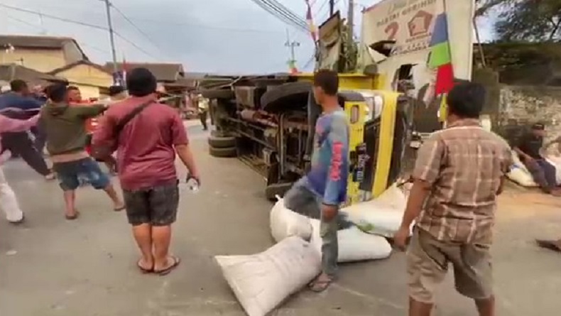 title Kecelakaan di Sukabumi, Truk Terguling saat Hindari Motor, Lalin Macet 2 arah Kecelakaan di Sukabumi, Truk Terguling saat Hindari Motor, Lalin Macet 2 arah