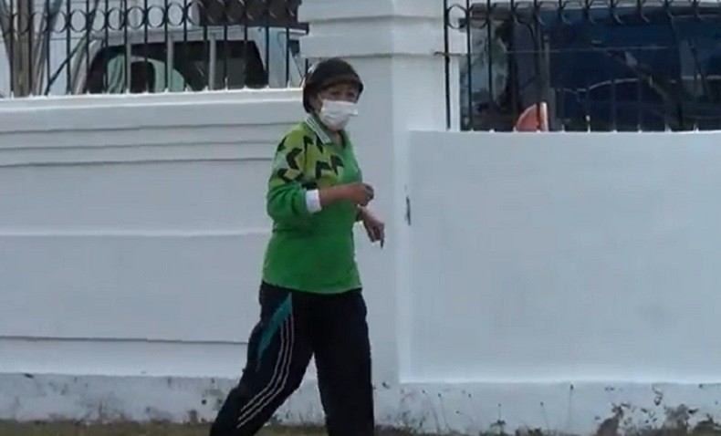 Asap Karhutla Cemari Udara Palangkaraya, Warga Pakai Masker saat Olahraga