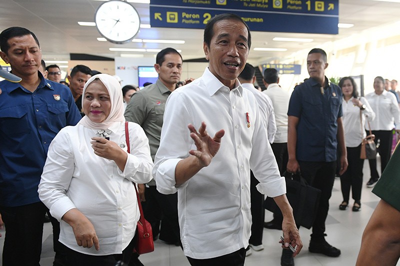 Foto-Foto Presiden Jokowi dan Ibu Negara Naik LRT Jabodebek usai Diresmikan - Bagian 2