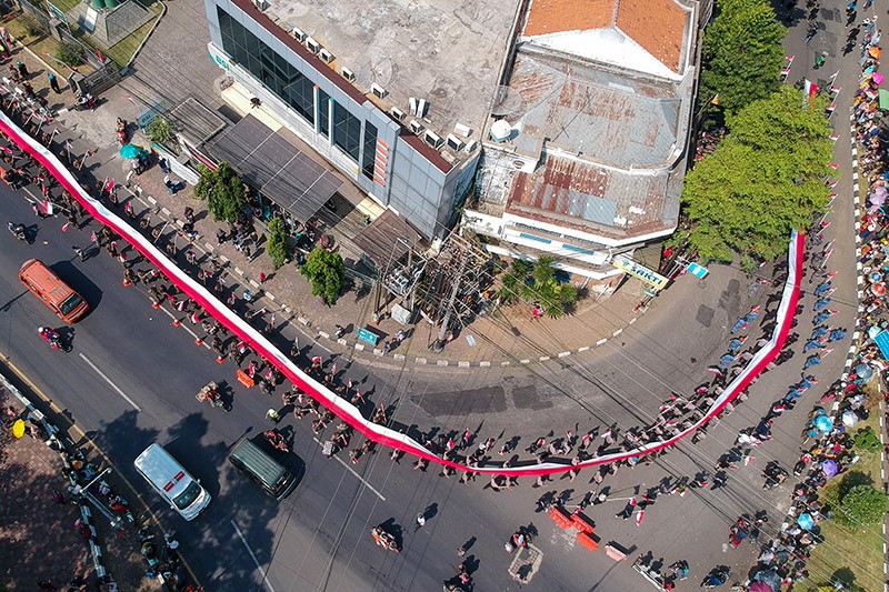 Kirab Bendera Merah Putih 1.001 Meter Sambut Muktamar Sufi Internasional - Bagian 1