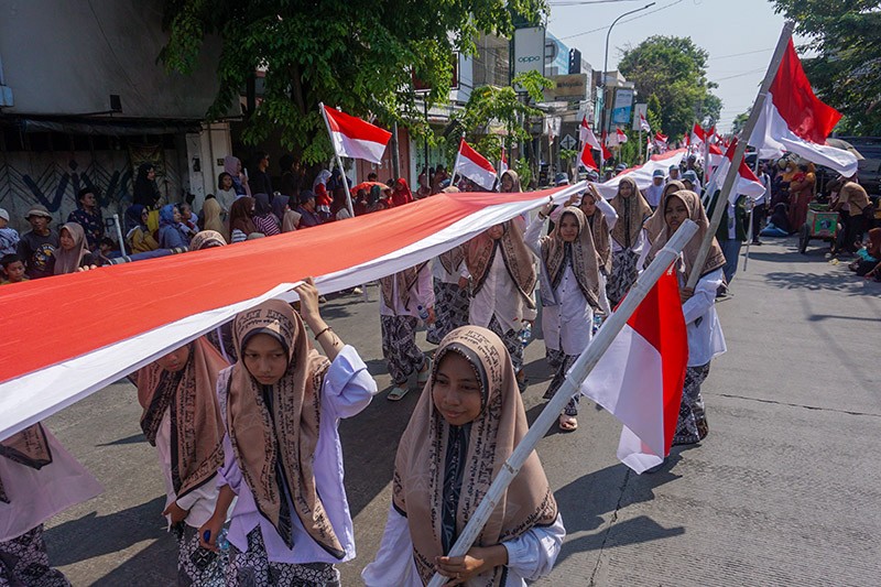 Kirab Bendera Merah Putih 1.001 Meter Sambut Muktamar Sufi Internasional - Bagian 2