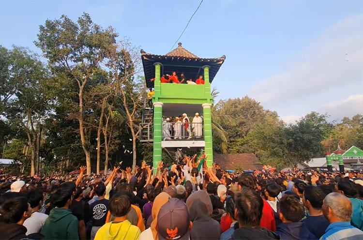 Ribuan Warga Berebut Kue Apem dalam Kirab Pusaka Ki Ageng Wonolelo di Sleman