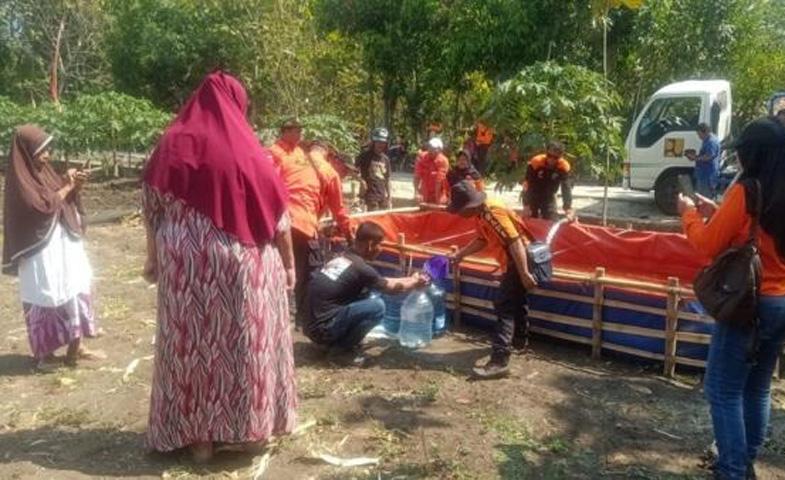 title Kekeringan di Sragen Meluas, Warga Jalan Kaki 1,5 Km Cari Air Bersih di Sawah dan Sungai Kekeringan di Sragen Meluas, Warga Jalan Kaki 1,5 Km Cari Air Bersih di Sawah dan Sungai