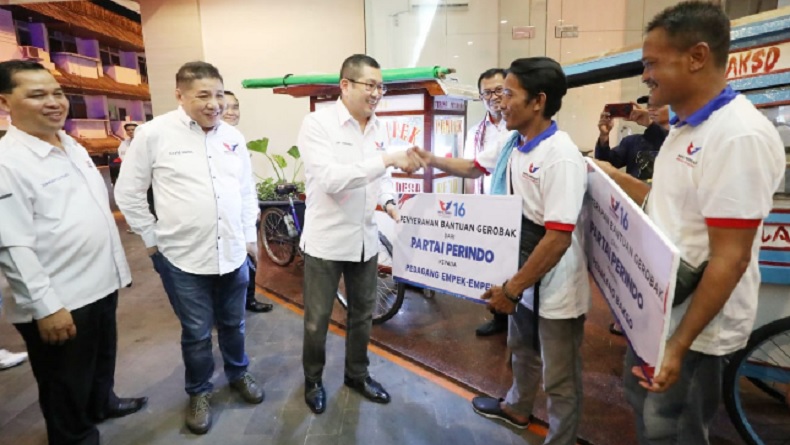 Serahkan Bantuan Gerobak Perindo ke Pedagang di Kalbar, HT: Semoga Omzetnya Naik 2 Kali Lipat