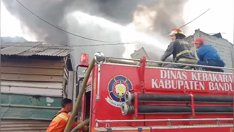 Pabrik Pengolahan Plastik di Margaasih Bandung Terbakar Hebat, Kerugian Miliaran Rupiah