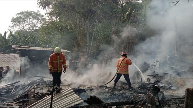title Kebakaran 2 Rumah Warga di Bandarlampung, 2 Orang Luka-Luka Dilarikan ke RS Kebakaran 2 Rumah Warga di Bandarlampung, 2 Orang Luka-Luka Dilarikan ke RS