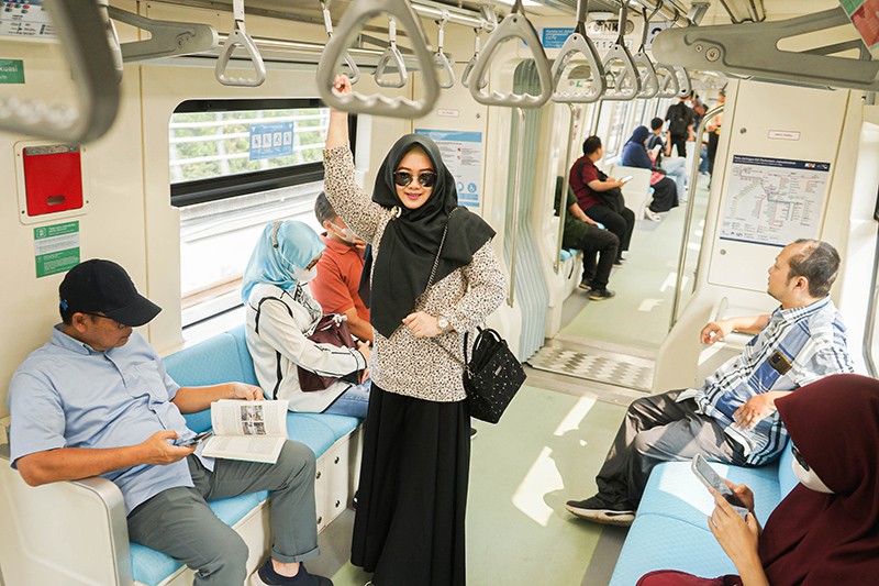 Antusiasme Masyarakat Naik LRT Jabodebek  - Bagian 4