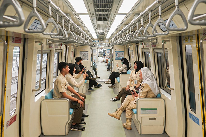 Antusiasme Masyarakat Naik LRT Jabodebek  - Bagian 2