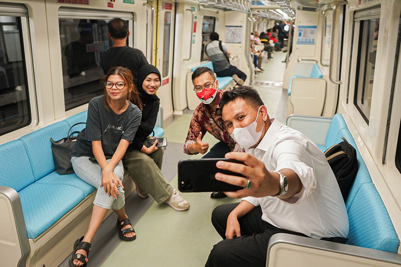 Antusiasme Masyarakat Naik LRT Jabodebek  - Bagian 1