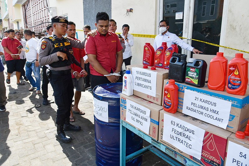 Produsen Oli Palsu Ditangkap Ditreskrimsus Polda Sumut - Bagian 1