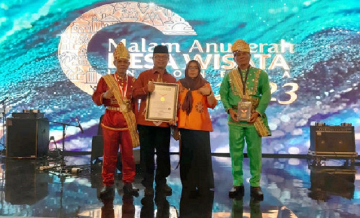 title Raih Rekor MURI dan ADWI 2023, Objek Wisata Hiu Paus Botubarani Mendunia Raih Rekor MURI dan ADWI 2023, Objek Wisata Hiu Paus Botubarani Mendunia
