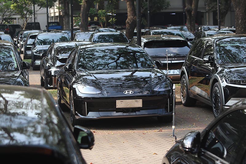 Deretan Mobil Listrik Parkir di Area GBK untuk Kendaraan Resmi KTT ke-43 ASEAN - Bagian 4