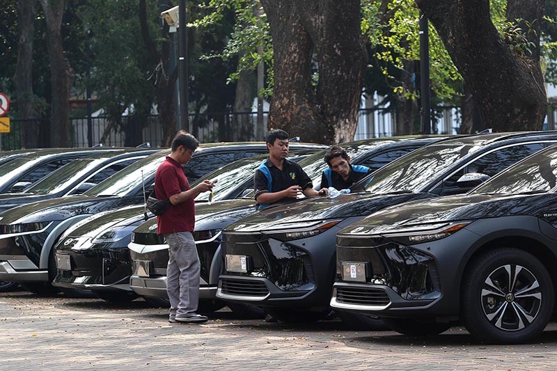 Deretan Mobil Listrik Parkir di Area GBK untuk Kendaraan Resmi KTT ke-43 ASEAN - Bagian 3
