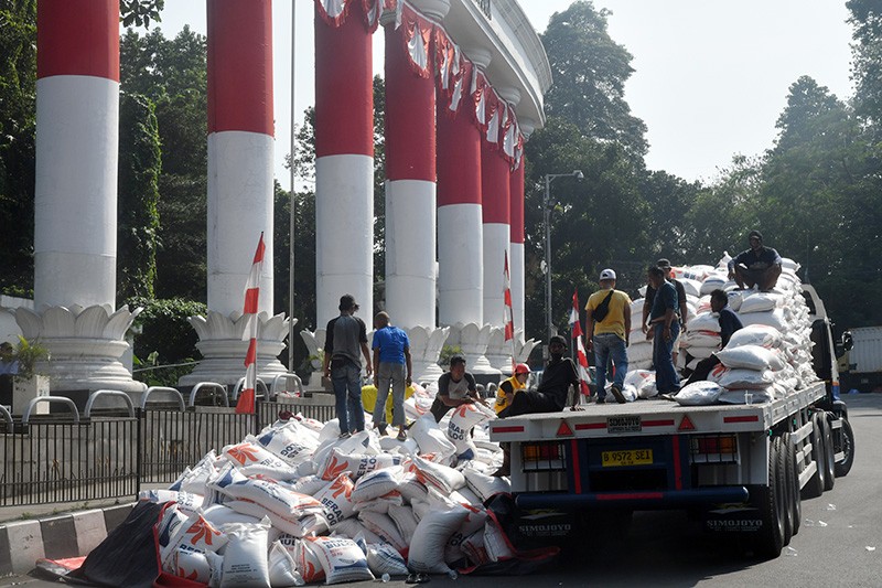 Truk Kelebihan Muatan, Ratusan Karung Beras Bulog Tumpah ke Jalanan di Bogor - Bagian 2