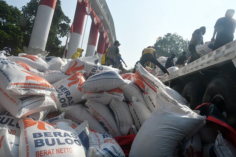 Truk Kelebihan Muatan, Ratusan Karung Beras Bulog Tumpah ke Jalanan di Bogor - Bagian 3