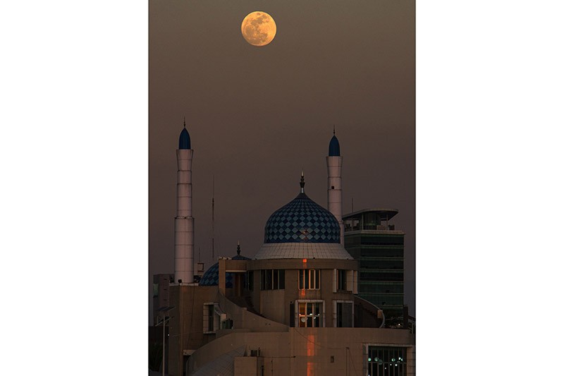 Foto-Foto Fenomena Super Blue Moon di Langit Makassar - Bagian 3