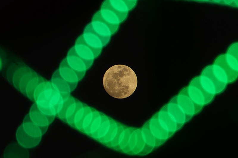Foto-Foto Fenomena Super Blue Moon di Langit Makassar - Bagian 2