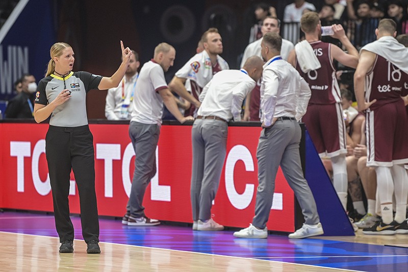 Pertama Kali, Wasit Wanita Pimpin Pertandingan Laga FIBA World Cup 2023 - Bagian 3