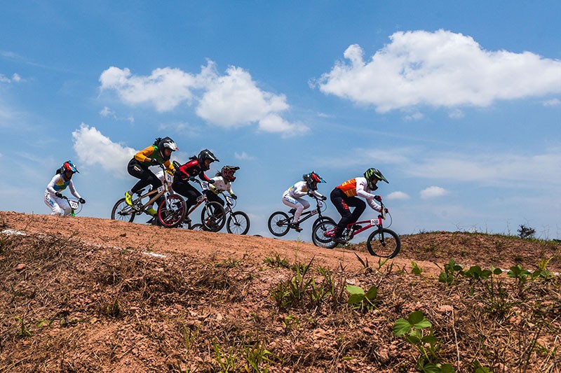 Aksi Atlet Balap Sepeda BMX Adu Cepat pada Popnas XVI di Palembang - Bagian 1
