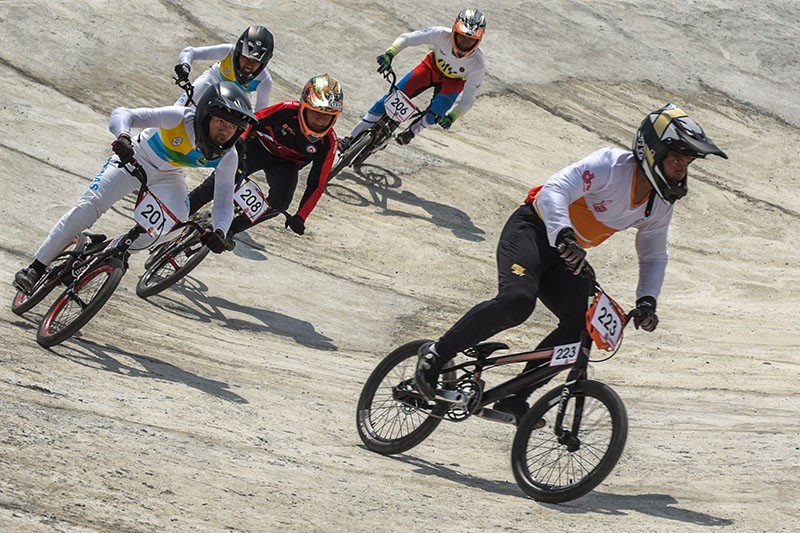 Aksi Atlet Balap Sepeda BMX Adu Cepat pada Popnas XVI di Palembang - Bagian 4
