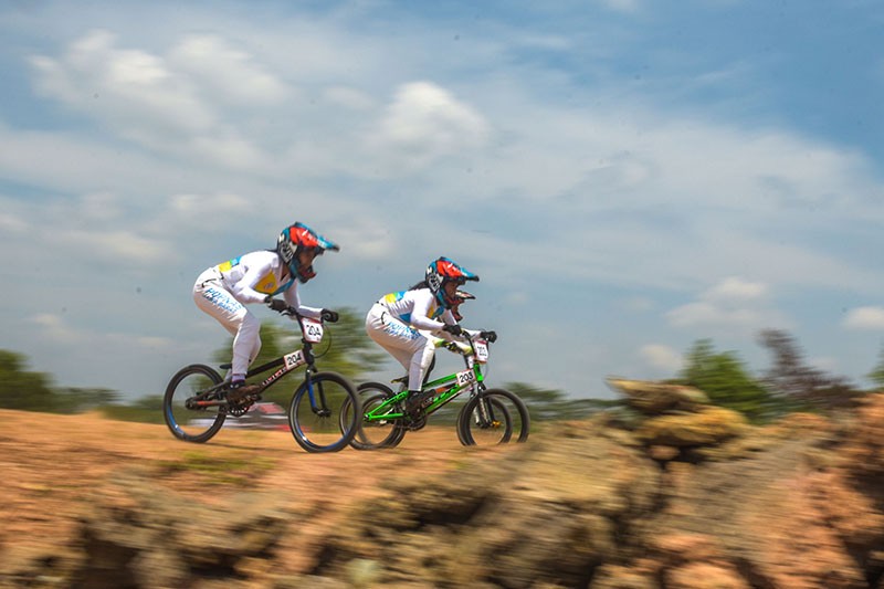Aksi Atlet Balap Sepeda BMX Adu Cepat pada Popnas XVI di Palembang - Bagian 5