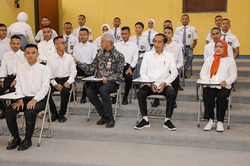 Kagum Sekolah Boarding Gratis yang Dirintis Ganjar, Jokowi: Bagus, Perluas ke Provinsi Lain - Bagian 3