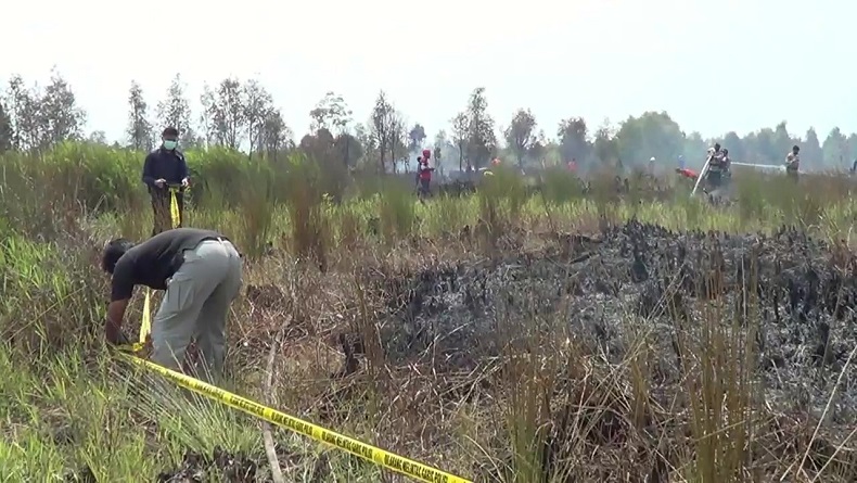 Pascakebakaran Lahan Gambut di Petuk Ketimbun Palangka Raya, Petugas Pasang Garis Polisi