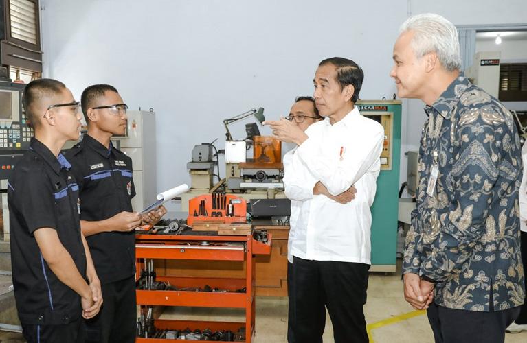 Sekolah Gratis Terhubung Lapangan Kerja Rintisan Ganjar Jadi Contoh, Jokowi: Bagus, Perluas ke Provinsi Lain