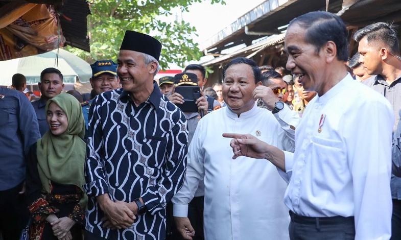Senyum Jokowi Tunjuk Ganjar di Depan Prabowo, Warga Langsung Teriak Presiden 