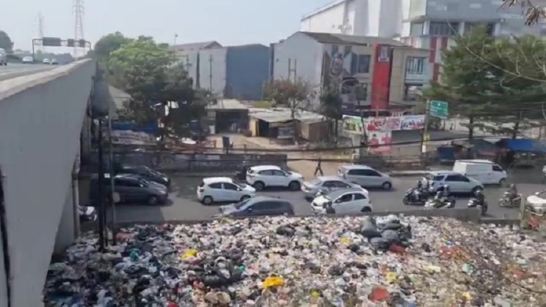 Tak Ada TPS, Sampah Menggunung di Kolong Tol Padalenyi Bojong Soang Bandung 