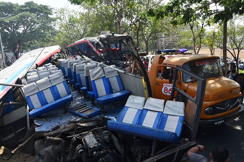 Kecelakaan Maut di Ngawi Tewaskan 3 Orang, Atap Bus Menghilang - Bagian 3