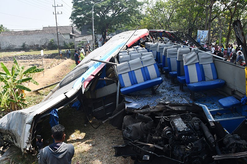 Kecelakaan Maut di Ngawi Tewaskan 3 Orang, Atap Bus Menghilang - Bagian 2