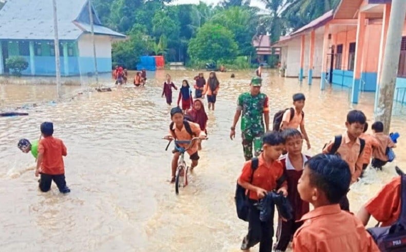 Ratusan Rumah Di Rokan Hulu Terendam Banjir, Siswa Dipulangkan